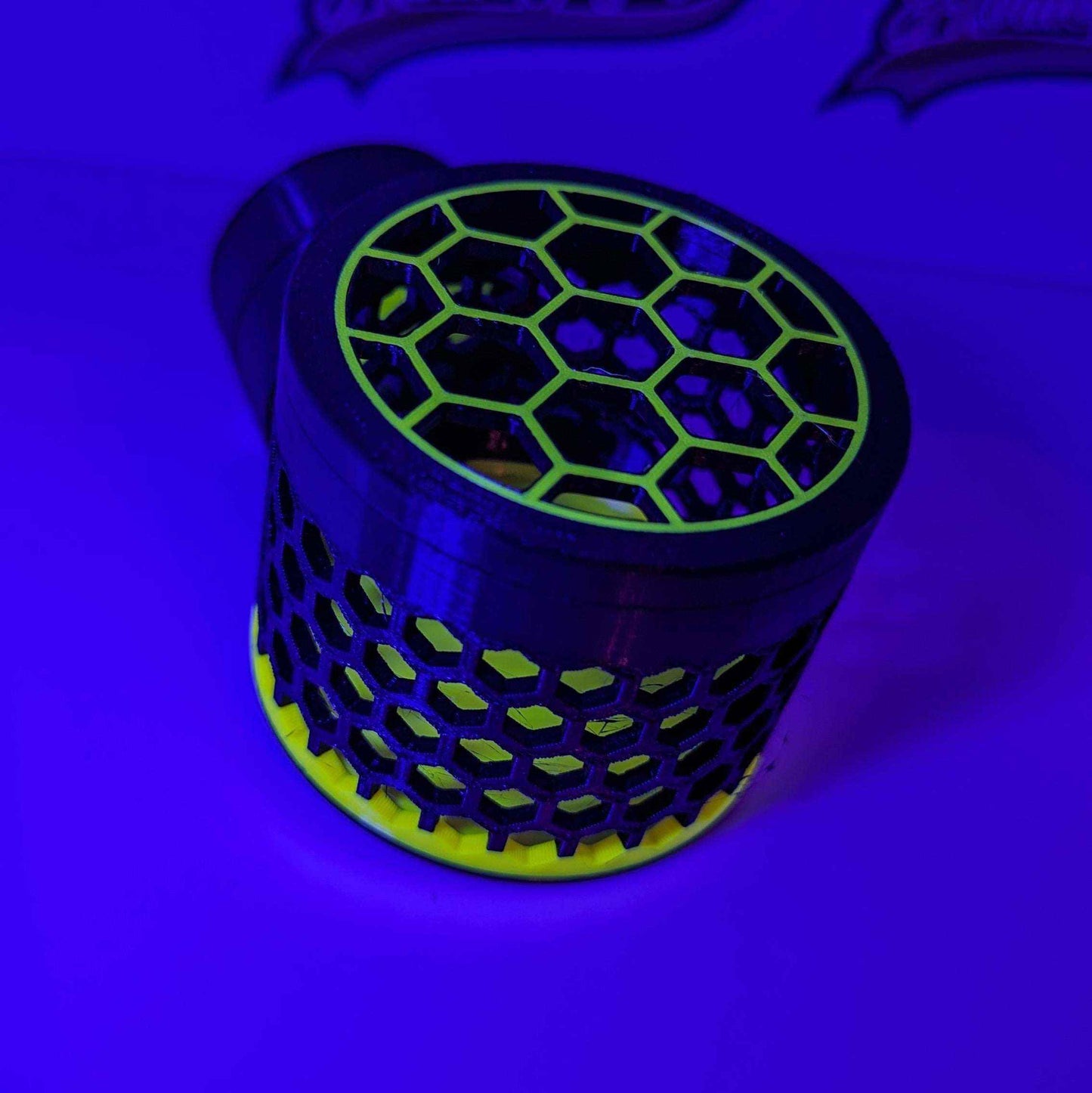 Anemone growth aid with honeycomb design for aquariums.