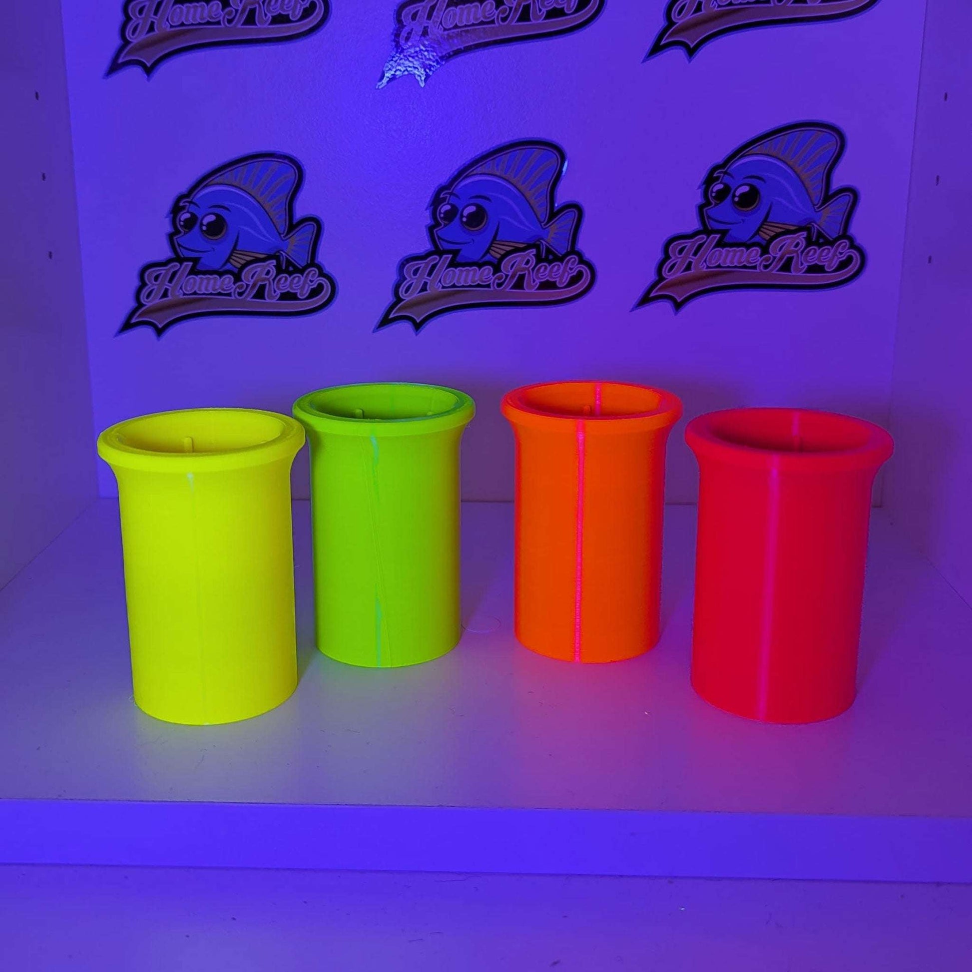 Tang Feeder Innenzylinder für Salatblätter in leuchtenden Farben für natürliche Fischfütterung im Aquarium.